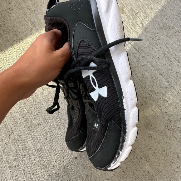 Under Armour Charged Assert 9 Black Youth size 4Y - Picture 5 of 9